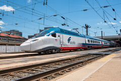 下一代 Acela 在 Jacobs 变体中配备了动力车和第四个转向架。(图片来源：Amtrak）