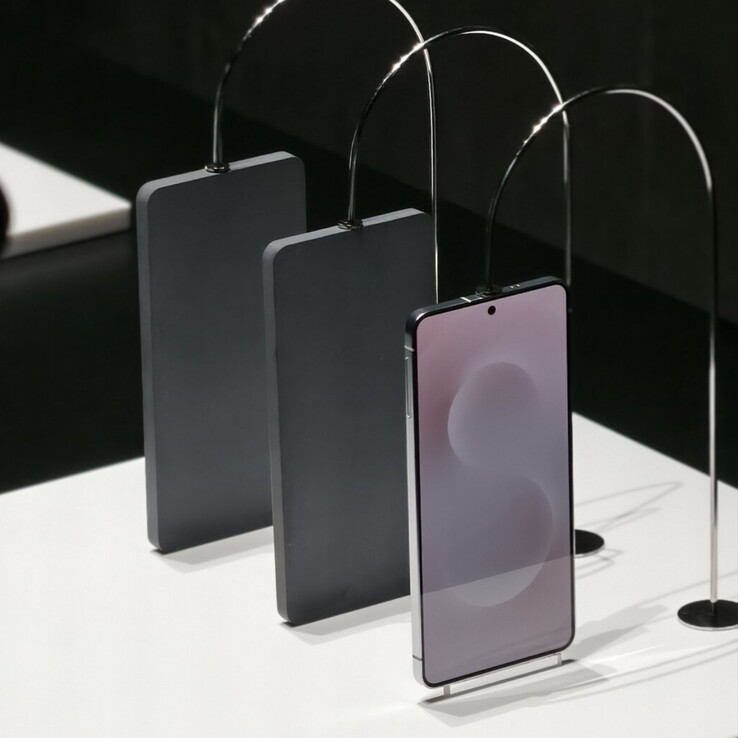 Samusng 还在上个月的Galaxy Unpacked 活动上曝光了Galaxy S25 Edge 的正面轮廓。(图片来源：@MishaalRahman）