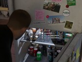 Jason 在 GTA 6 中翻找冰箱里的饮料。