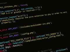 深色屏幕上的 PHP 源代码