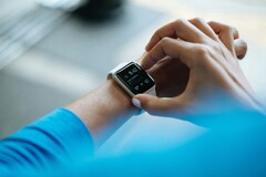 Apple Watch 的销量在 2024 年下滑了 19%。(图片来源：Luke Chesser）
