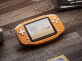 Ayaneo Konkr Pocket Advance 是 Game Boy Advance 的现代重制版。