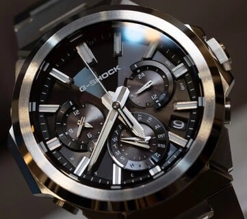 卡西欧G-Shock GST-W1000D-1A黑色表盘的特写照片,展示了其三个小表盘、夜光时标、刻面指针以及采用多种表面处理工艺的不锈钢表圈。
