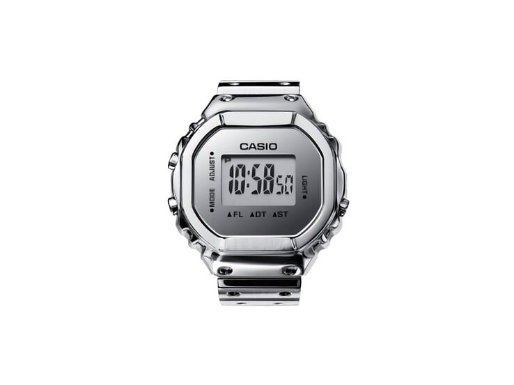 卡西欧 CRW-H001M-8 智能戒指手表的正面视图,配备数字 LCD 显示屏,表面采用抛光银色处理。