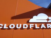 Cloudflare 在 Magic Transit 中增加了可编程流量保护功能，为客户提供基于 eBPF 的定制 DDoS 缓解功能，用于缓解基于 UDP 的第 7 层流量。