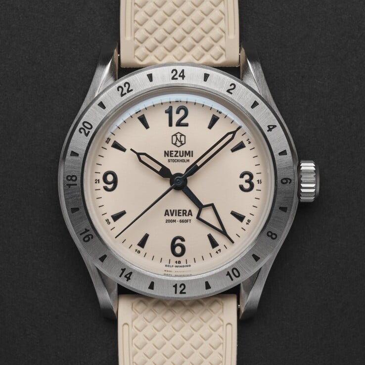 Nezumi Aviera GMT 手表采用白色全发光表盘（图片来源：Nezumi Studios）