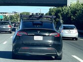 这辆特斯拉 Model Y 车顶安装了一个激光雷达装置，这表明它正被用于测试特斯拉即将推出的机器人出租车。(图片来源：Steve Krawczyk/The Verge）
