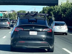 这辆特斯拉 Model Y 车顶安装了一个激光雷达装置,这表明它正被用于测试特斯拉即将推出的机器人出租车。(图片来源:Steve Krawczyk/The Verge)