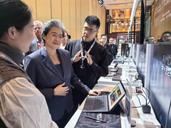 AMD 的 Lisa Su 在 AMD 最近举行的人工智能 PC 创新峰会上使用 MINISFORUM V3。(图片来源：MINISFORUM）