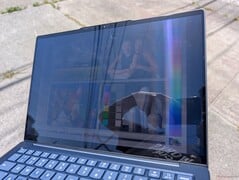在户外,沐浴在阳光下