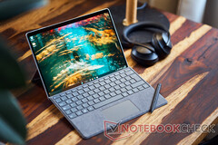 传言 Surface Pro 9 将在本季度晚些时候接受 &quot;英特尔第 14 代 &quot;更新，图为当前机型。(图片来源：Notebookcheck）