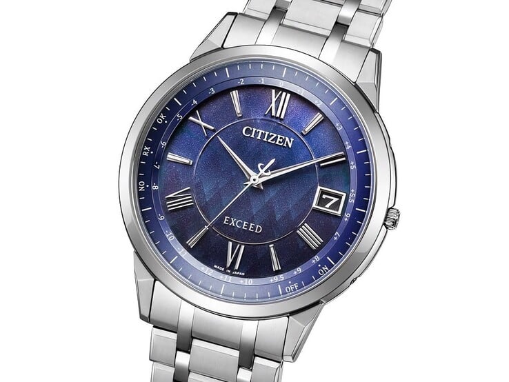 Citizen Exceed“圣林之晨”Eco-Drive 腕表采用深蓝色表盘,饰有细腻的森林主题纹理和闪耀点缀,搭配银色指针与时标,并在 3 点钟位置设有日期显示窗。