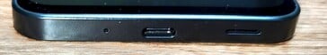 底部麦克风、USB-C 接口、扬声器