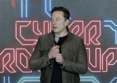 埃隆-马斯克在特斯拉年度股东大会上预告三款新特斯拉。(来源：特斯拉通过 YouTube）