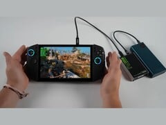 联想Legion Go 2 手持游戏 PC，运行《战神：毁灭战士》，搭配 Adlink Pocket AI GPU 外壳和电源，是一款完全由电池供电的便携式设备。(图片来源：ETA PRIME via YouTube）