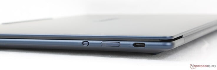 右侧:电子网络摄像头快门、电源按钮、USB-C 4.0(支持 DisplayPort 1.4 及 Power Delivery)