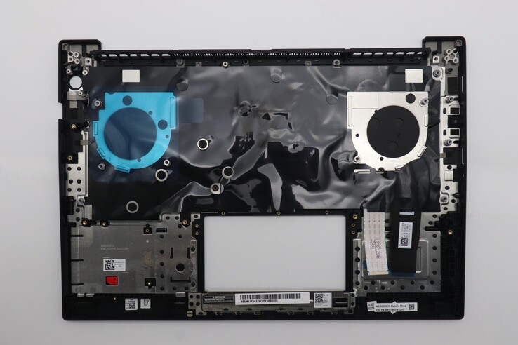 英特尔 P14s 6 代键盘盖，展示固定键盘的黑色小铆钉（图片来源：联想）