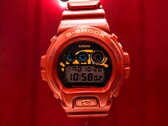卡西欧新款 G-Shock x Syna 手表（如图）已在欧洲各地的品牌专卖店上市。(图片来源：卡西欧）
