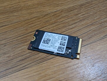 移除M.2 SSD。如果需要，用户可以安装更长的2280