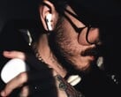 据在 macOS 中发现的一段泄露的苹果视频显示,下一代 AirPods 中的某款将配备“视觉智能”摄像头。