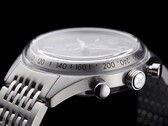 Timex Marlin Jet 计时码表的侧面视图，展示了其大型穹顶形 Hesalite 表镜、测速刻度、拉丝不锈钢表壳、泵式计时按钮、印有“Jet”字样的表冠以及不锈钢表链