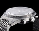 Timex Marlin Jet 计时码表的侧面视图,展示了其大型穹顶形 Hesalite 表镜、测速刻度、拉丝不锈钢表壳、泵式计时按钮、印有“Jet”字样的表冠以及不锈钢表链