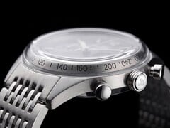 Timex Marlin Jet 计时码表的侧面视图，展示了其大型穹顶形 Hesalite 表镜、测速刻度、拉丝不锈钢表壳、泵式计时按钮、印有“Jet”字样的表冠以及不锈钢表链