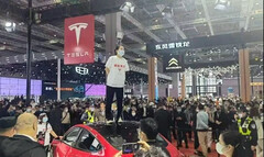 这不是特斯拉车主第一次在中国抗议刹车故障（图片：CNEVPost）。 