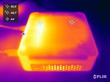 英特尔 NUC 13 桌面版套件与压力测试对比（左侧）