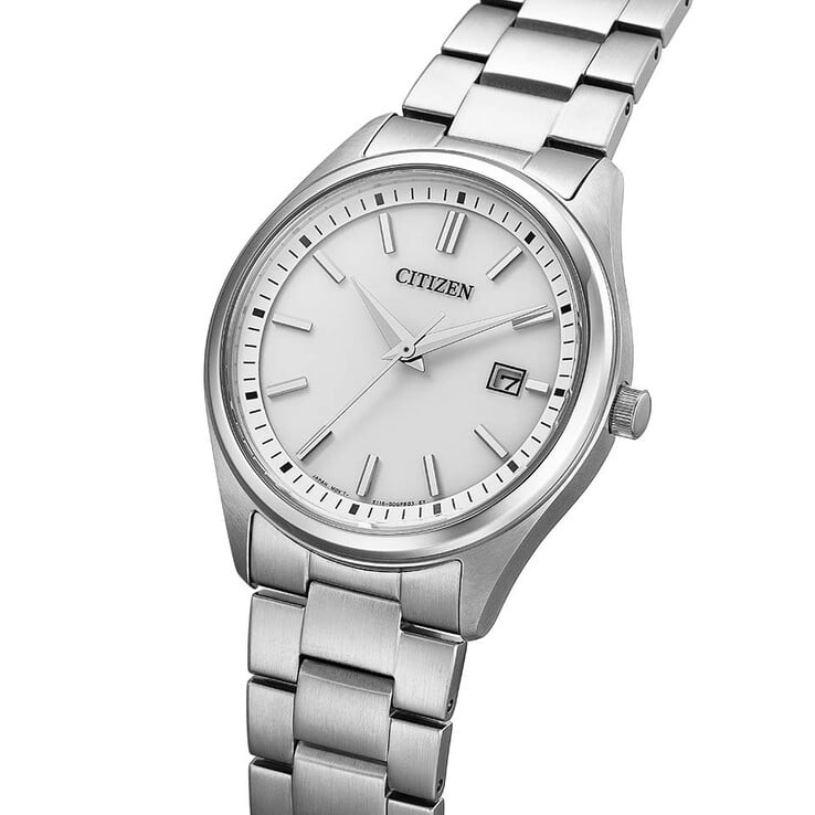 西铁城 BM1350-54A Eco-Drive 正装腕表的正面四分之三视角图,该表款配有银色表盘、3点钟位置设日期窗、不锈钢表壳及配套钢制表链。