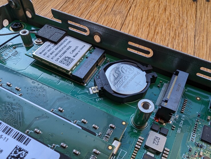 可拆卸 WLAN 模块和 BIOS 电池位于 M.2 固态硬盘下方