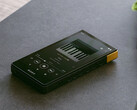 Walkman NW-ZX707运行Android 12，有一个5英寸显示屏。(图片来源：索尼)