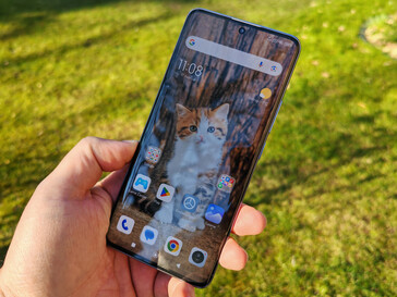 阳光下的小米Redmi Note 14 Pro+ 5G