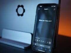 智能手机上显示着ChatGPT界面,其中显示了问题“有什么可以帮到您的吗?”