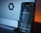 智能手机上显示着ChatGPT界面，其中显示了问题“有什么可以帮到您的吗？”