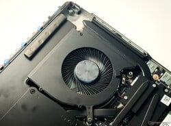 Titan 18 HX AI 采用双风扇冷却系统，有四个排气口