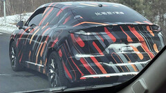 首款阿尔卑斯电动车贴有 