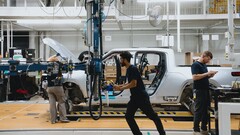 Rivian公司已经正式开始加强双马达R1T电动皮卡的生产，为6月的交付做准备。(图片来源：Rivian在Twitter上)