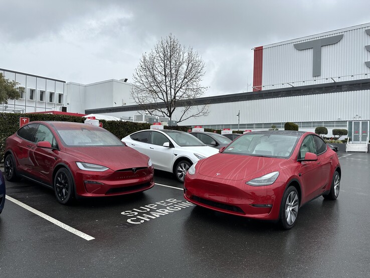 超红色Model X（左）与多涂层（图片：Kilowatts/Twitter）。