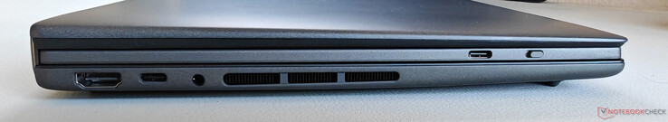 左：HDMI 2.1 FRL、USB-C 4.0（带 Thunderbolt 4（40 GBit/s）、DisplayPort、Power Delivery）、3.5 毫米音频、键盘上的 USB-C（仅用于充电