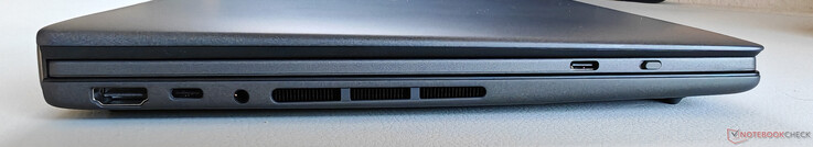 左：HDMI 2.1 FRL、USB-C 4.0（带 Thunderbolt 4（40 GBit/s）、DisplayPort、Power Delivery）、3.5 毫米音频、键盘上的 USB-C（仅用于充电