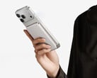 更新后的 10,000mAh Air+ 移动电源在中国的售价约为 59 美元。图:该移动电源与 iPhone 连接的宣传图片。