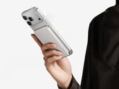 更新后的 10,000mAh Air+ 移动电源在中国的售价约为 59 美元。图：该移动电源与 iPhone 连接的宣传图片。