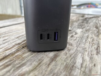 迷你 MagSafe 电源箱有两个 USB-C 100 W 端口和一个 USB-A 22.5 W 端口。