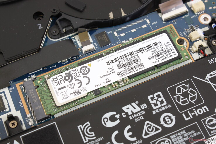 包括一个金属散热器，在这张图片中我们将其移除，以显示M.2 SSD。