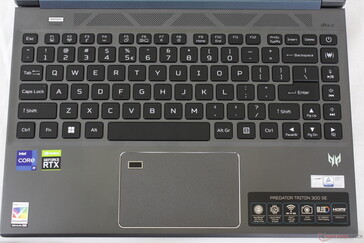 键盘没有什么特别之处，因为按键反馈与中档消费级超极本相似。