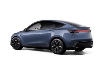 冰霜蓝金属漆的 Model 3。
