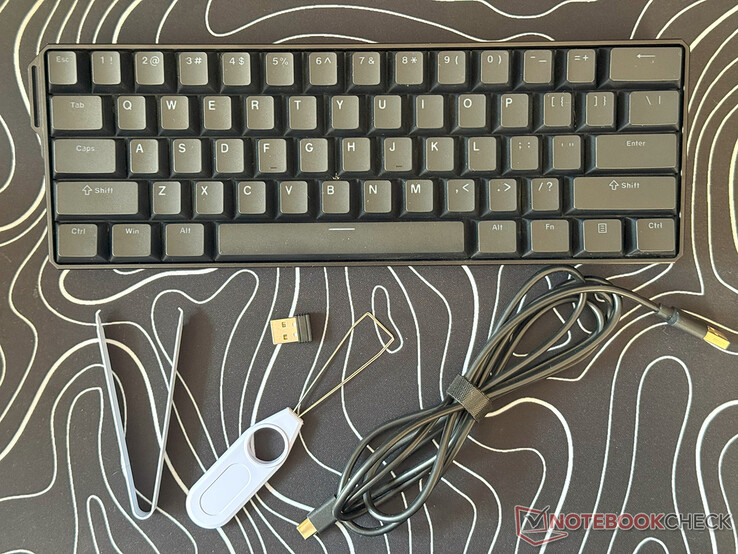 MonsGeek Fun60 Ultra 附带键帽和开关拉环、USB 电缆和 2.4 GHz 加密狗