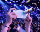 配备增距镜配件的 OPPO Find X10。