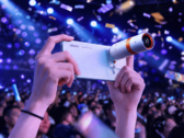 配备增距镜配件的 OPPO Find X10。